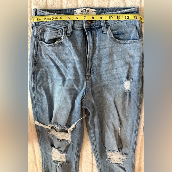 Hollister Women’s Ultra High-Rise Ripped Medium Wash Mom Jeans Size 28R/6R - Picture 5 of 9